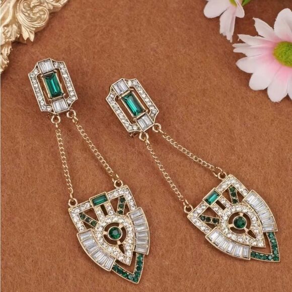 💚 NEW Unique and Elegant Sparkling Crystals and Gold and Green Dangle Earrings 💚 - Picture 1 of 8